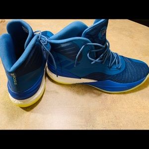 New Never worn. Adidas Derrick Rose